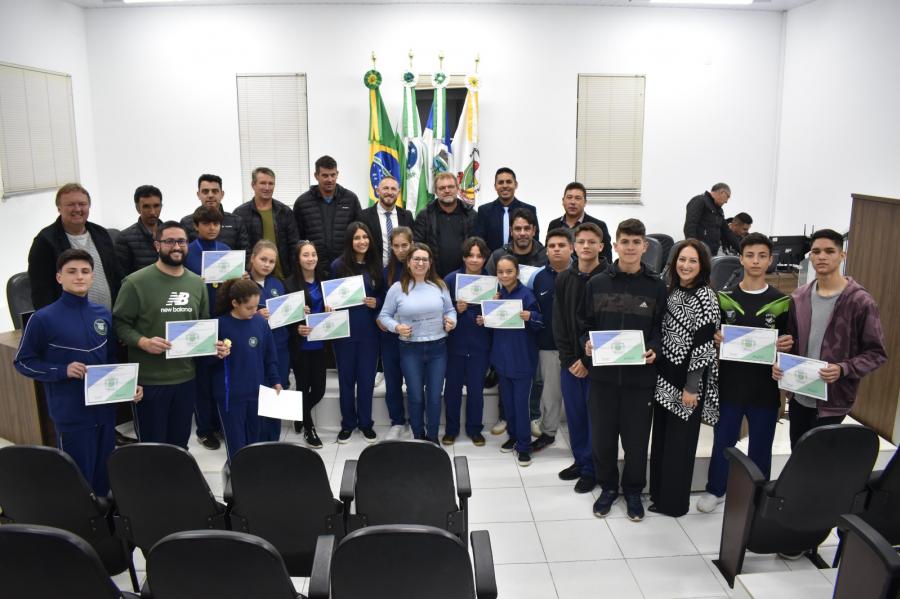 "MOÇÃO DE APLAUSOS" AOS ALUNOS E PROFESSORES DO COLÉGIO ESTADUAL CÍVICO MILITAR PARIGOT D…